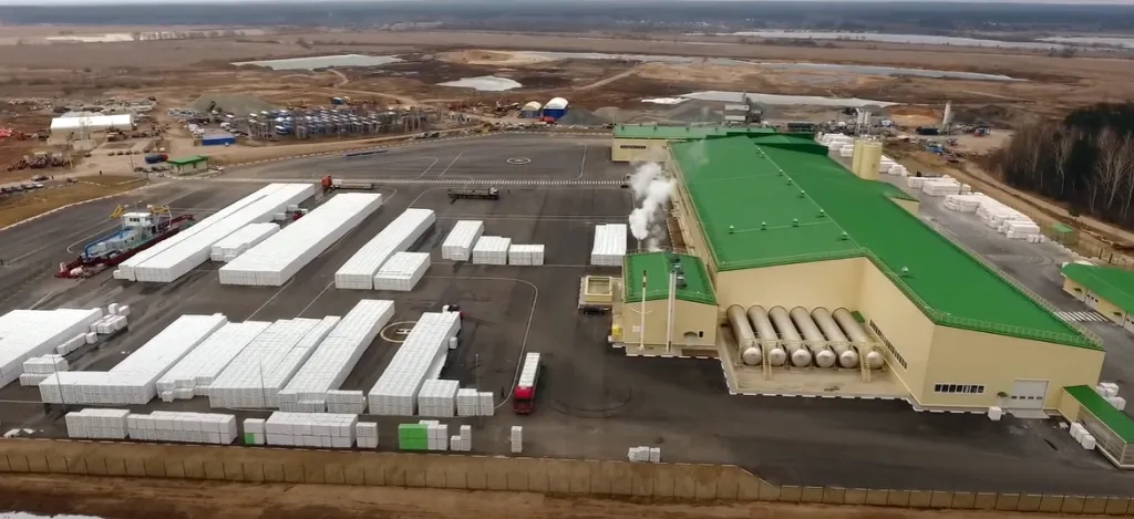 Максимальная прочность среди газобетонных блоков. Применяется для возведения несущих стен в многоэтажном строительстве, а также там, где требуется повышенная несущая способность. Теплоизоляционные свойства несколько ниже, чем у D500, поэтому может потребоваться дополнительное утепление.